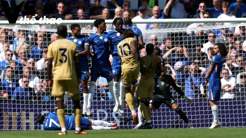 Siêu phẩm đá phạt của Eze bị VAR từ chối