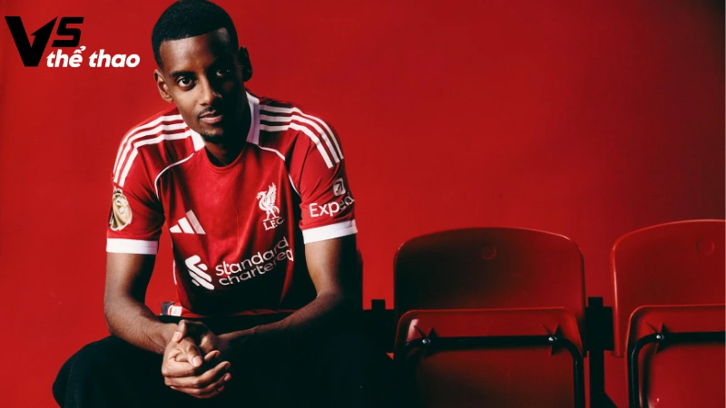 Cổ động viên Liverpool chờ đón Isak